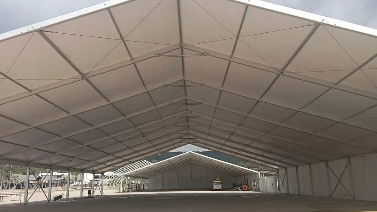 Interior amplio de una carpa estructural de aluminio